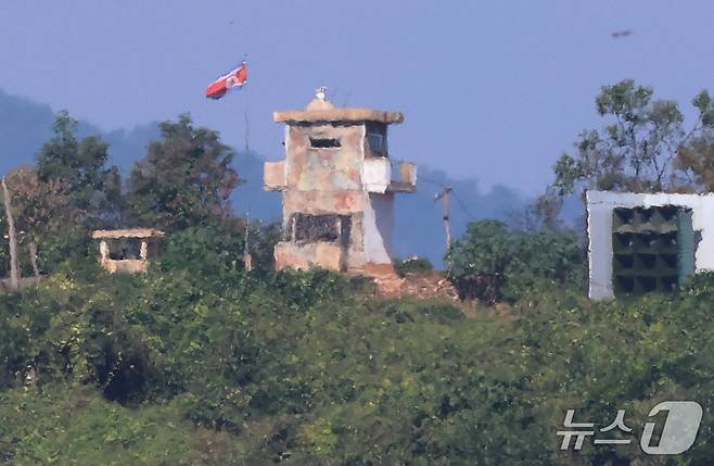 지난 21일 서부전선 비무장지대(DMZ)에서 우리 군 장병들이 다친 지뢰 폭발 사고 원인이 북한군이 매설한 지뢰일 가능성이 크다는 군의 판단이 나온 가운데 29일 경기 파주 접경지역에서 바라본 북한군 초소에 긴장감이 감돌고 있다. . 2026.9.29 ⓒ 뉴스1 오대일 기자