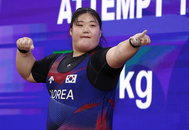 역도 박혜정이 29일 일본 아이치현 나고야 중소기업진흥회관에서 열린 2026 아이치·나고야 아시안게임 여자 역도 86㎏ 이상급 경기 결승에서 인상 3차 시기 133kg을 성공한 뒤 기뻐하고 있다. 사진 | 나고야=연합뉴스