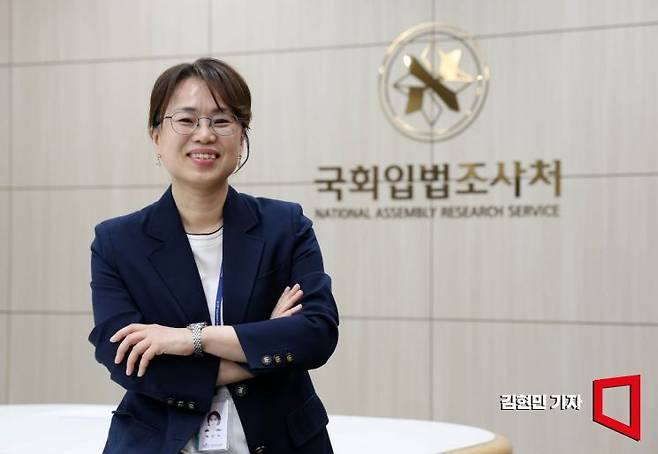 허민숙 국회 입법조사관이 국회에서 아시아경제와 인터뷰에 앞서 포즈를 취하고 있다. 김현민 기자