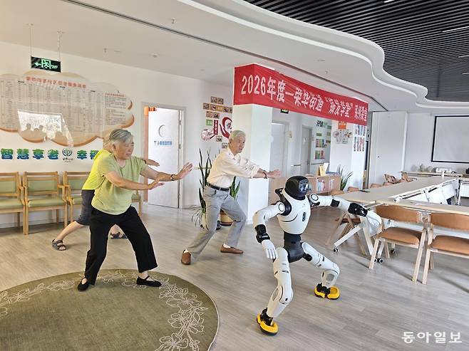 로봇이 선보이는 태극권 동작을 따라 하는 노인들도 보인다. 빠르게 고령사회로 접어든 중국은 노인 돌봄 등 공공 서비스 분야에 로봇을 적극 투입하고 있다. 베이징=김철중 특파원 tnf@donga.com