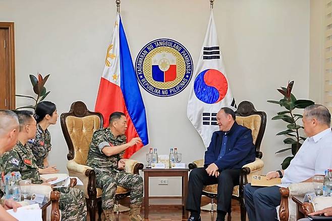 주일석 해병대사령관이 28일 필리핀 국방부에서 길베르토 테오도로 필리핀 국방장관과 양국 간 군사교류 및 방산협력 확대 방안에 대해 대담하고 있다. 해병대 제공