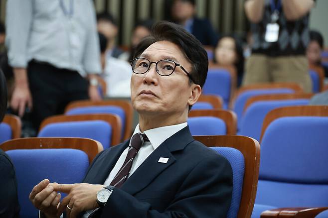 김민석 더불어민주당 대표가 29일 오후 서울 여의도 국회에서 열린 의원총회에 참석해 김병주 의원의 비무장지대(DMZ) 지뢰 폭발 사고 개요를 듣고 있다. 김혜윤 기자 unique@hani.co.kr