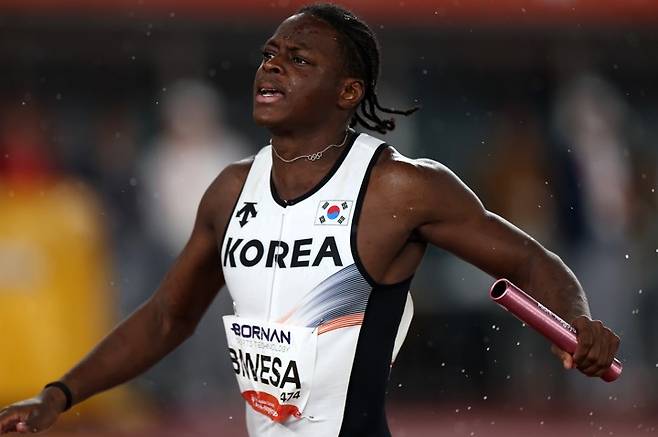역주하는 비웨사(나고야=연합뉴스) 윤동진 기자 = 28일 일본 아이치현 나고야 미즈호 공원 육상 경기장에서 열린 2026 아이치·나고야 아시안게임 육상 남자 400m 계주 결선에서 대한민국 대표팀 비웨사 다니엘 가사마가 결승선을 통과하고 있다. 2026.9.29