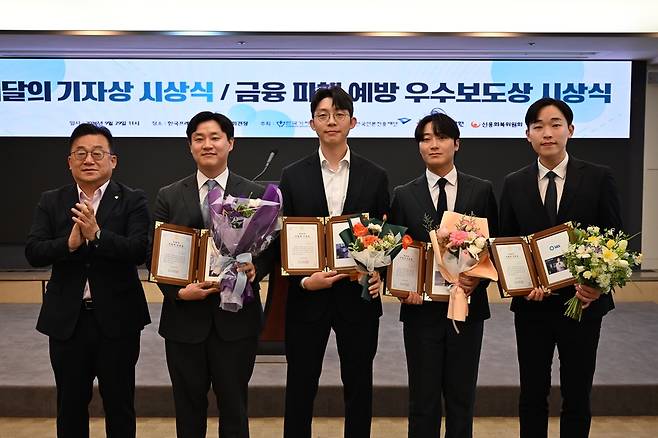 <‘거제왕’의 성비위·인사비위 의혹> 보도로 이달의 기자상을 수상한 SBS 기자들이 기념사진 촬영에 임하고 있다 /한국기자협회