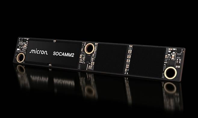 마이크론의 AI 데이터센터용 저전력 메모리 모듈 'SOCAMM2'. AI가 질문에 답하거나 정보를 처리할 때 필요한 데이터를 빠르게 저장하고 꺼내 쓰는 역할을 한다. LPDDR5X 기반으로 기존 서버용 메모리보다 높은 집적도와 전력 효율을 구현해 AI 추론 과정의 데이터 처리 부담을 낮춘다. 최대 256GB 용량을 지원하며 대규모 AI 모델의 KV 캐시 등을 처리하는 용도로 활용된다. / 사진=마이크론