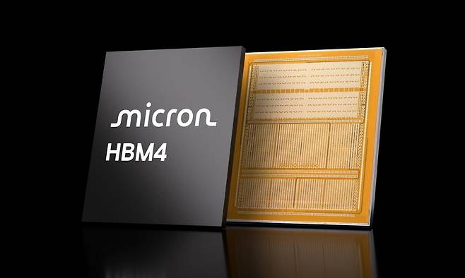 마이크론의 차세대 고대역폭메모리(HBM) 'HBM4'. 여러 개의 D램을 수직으로 적층해 대용량 데이터를 빠르게 처리할 수 있도록 설계된 AI 가속기용 핵심 메모리다. 36GB 12단(12H) 제품은 2.8TB/s 이상의 대역폭을 구현하며 엔비디아 차세대 AI 플랫폼에 공급된다. / 사진=마이크론