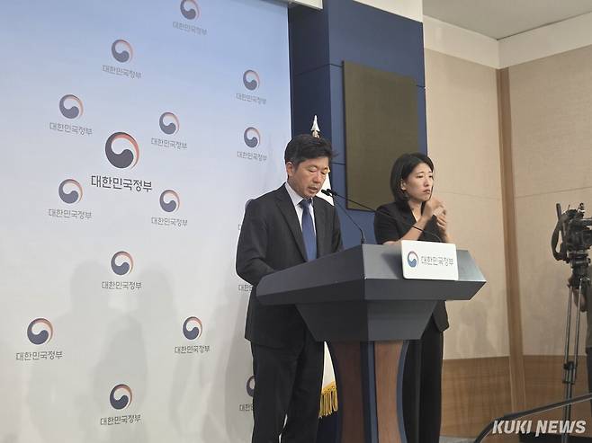 이재식 기후에너지환경부 전력망정책관이 29일 정부서울청사에서 열린 ‘전력망 혁신대책’ 브리핑에서 질의에 답하고 있다. 박상미 기자