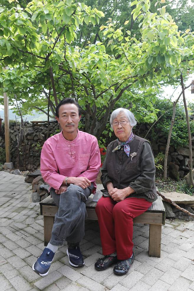 이현영 작가(왼쪽)와 생전 김두엽 작가의 모습. 갤러리M 제공