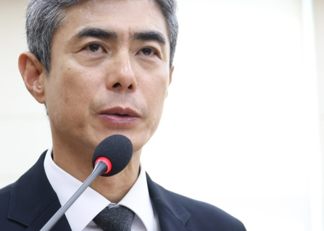 강신철 국방부 장관이 29일 국회에서 열린 국방위원회 DMZ 지뢰 추정 폭발사고 현안 질의에서 발언하고 있다. 연합뉴스