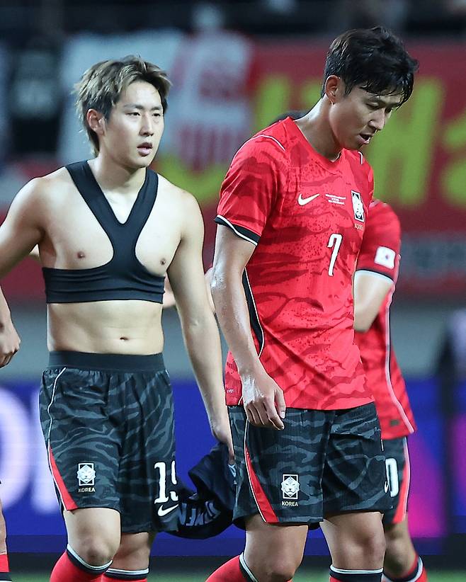 지난 28일 서울 마포구 서울월드컵경기장에서 열린 축구 국가대표팀 평가전 대한민국과 우루과이의 경기에서 1-4로 패배한 대한민국 손흥민과 이강인이 아쉬워하고 있다. 뉴스1