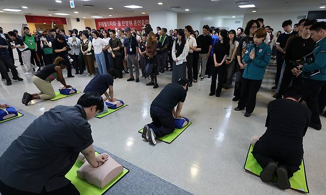전국에서 공습 상황을 가정한 민방위 훈련이 실시된 지난 8월 20일 서울 송파구 롯데월드몰에서 직원 등이 심폐소생술 교육을 받고 있다. 연합뉴스