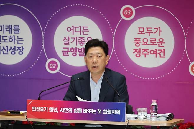 포항시는 29일 자치행정국, 복지국, 남·북구보건소, 평생학습원을 끝으로 세 차례에 걸친 2027년도 주요업무계획 보고회를 마무리하고, 민선9기 시정의 본격적인 실행을 위한 주요 정책과 사업을 점검한 가운데 박용선 시장이 회의를 주재하고 있다. 포항시 제공