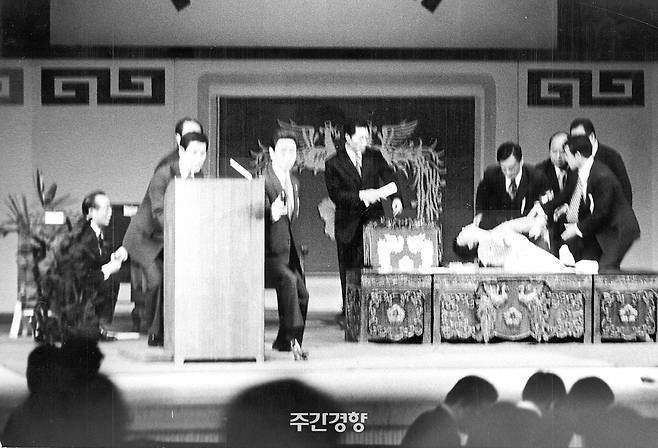 1974년 8월15일 서울 장충동 국립극장. 광복절 기념식 도중 박정희 대통령의 부인 육영수 여사(한복차림)가 문세광이 쏜 총탄을 맞고 쓰러져 있다. 경향자료