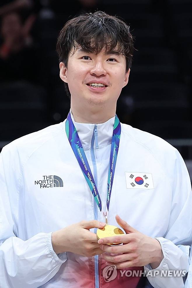 이현중의 금빛 미소 (나고야=연합뉴스) 한종찬 기자 = 20일 일본 나고야 아이치 인터내셔널 아레나에서 열린 2026 아이치·나고야 아시안게임 남자 농구 금메달을 획득한 대한민국 이현중이 시상대에 올라 금메달을 걸고 미소짓고 있다. 2026.9.20 saba@yna.co.kr