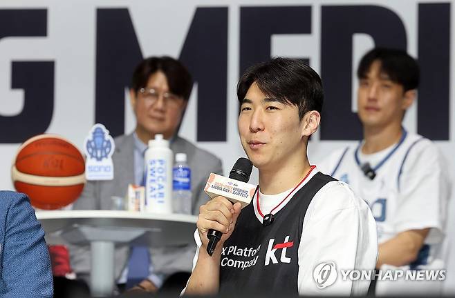 답변하는 수원 KT 문정현 (서울=연합뉴스) 박동주 기자 = 29일 서울 용산구 블루스퀘어 우리WON뱅킹홀에서 열린 2026-2027 KCC 프로농구 개막 미디어데이.
수원 KT 문정현이 답변하고 있다. 2026.9.29 pdj6635@yna.co.kr