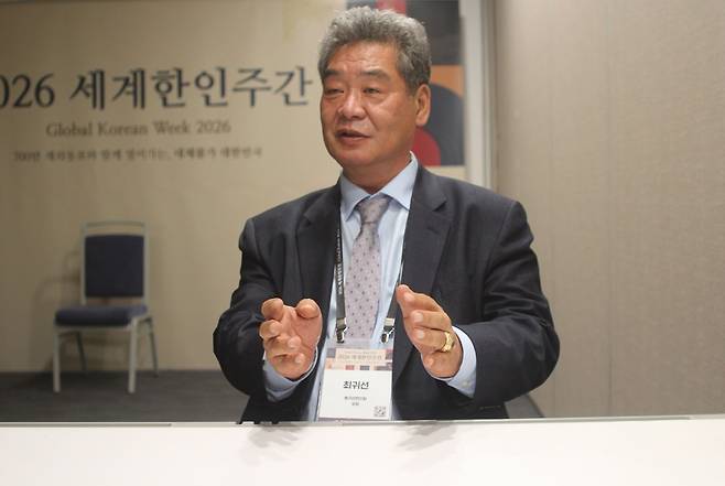 국민훈장 동백장을 받은 최귀선 헝가리 한인회장 (인천=연합뉴스) 박현수 기자 = 28일 인천 송도컨벤시아에서 열린 제20회 세계한인의 날 기념식에서 국민훈장 동백장을 받은 최귀선 헝가리 한인회장이 연합뉴스와 인터뷰를 하고 있다. 2026. 9. 29. phyeonsoo@yna.co.kr