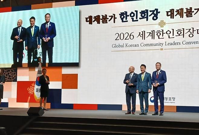 세계한인회장대회 공동의장 공로패 전달식 (인천=연합뉴스) 박현수 기자 = 2026 세계한인회장대회' 폐막식에서 고상구(가운데) 운영위원장이 김기영(왼쪽), 이석로 공동의장에게 공로패를 전달하고 기념촬영하는 모습. 2026. 9. 29. phyeonsoo@yna.co.kr