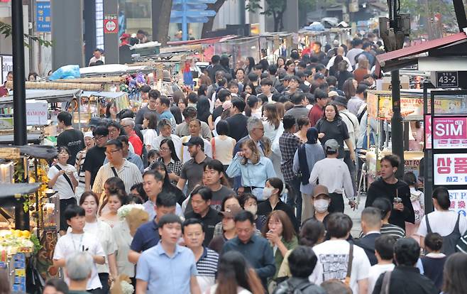 서울 명동 거리가 관광객 및 시민들로 붐비고 있다. (사진=연합뉴스)