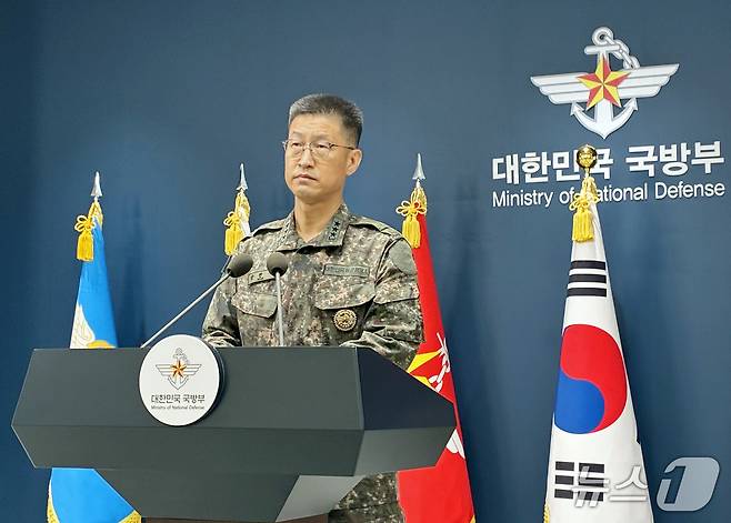강현우 합동참모본부 작전본부장이 30일 서울 용산구 국방부에서 비무장지대(DMZ) 지뢰 폭발 사고 관련 브리핑을 하고 있다. 2026.9.30 ⓒ 뉴스1 김기성 기자