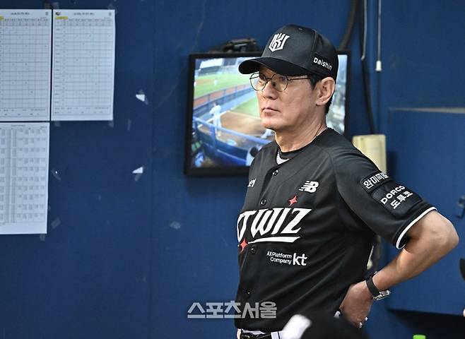 KT 이강철 감독이 19일 잠실구장에서 열린 2026 KBO리그 LG와 경기에서 선수들의 플레이를 지켜보고 있다. 잠실 | 박진업 기자 upandup@sportsseoul.com
