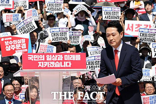 당 전체와 정권의 성과에 대한 평가를 함께 감당해야 하는 대표들과 달리, 이들은 개별 현안에 집중하며 자신만의 정치적 공간을 확보하고 있다는 분석이 나온다. 사진은 장동혁 국민의힘 대표가 22일 오전 서울 여의도 국회 앞 계단에서 열린 이재명 정권 실정 대국민 보고대회에서 발언을 위해 이동하고 있는 모습. /남용희 기자