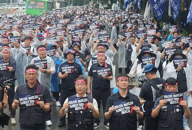 21일 서울 서초구 현대자동차 본사 앞에서 전국금속노동조합 자동차업종 조합원들이 공동파업대회를 열고 있다. 연합뉴스