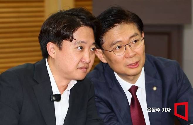 30일 국회 의원회관에서 '수도권주거 혁신포럼 창립총회'가 열렸다. 행사에 참석한 조정훈 국민의힘 의원이 이준석 개혁신당 의원과 이야기를 나누고 있다. 2026.09.30 윤동주 기자