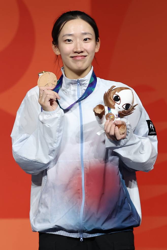 대한민국 여자 스포츠클라이밍 스피드 종목 간판 정지민이 30일 일본 포트메세 나고야에서 열린 2026 아이치·나고야 아시안게임 클라이밍 여자 스피드 시상식에서 목에 건 동메달을 들어보이고 있다./뉴스1