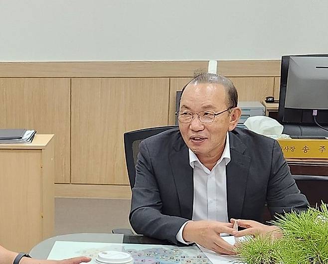 송주범 120다산콜재단 이사장이 지난 29일 데일리안과의 인터뷰에 응하고 있다. ⓒ120다산콜재단