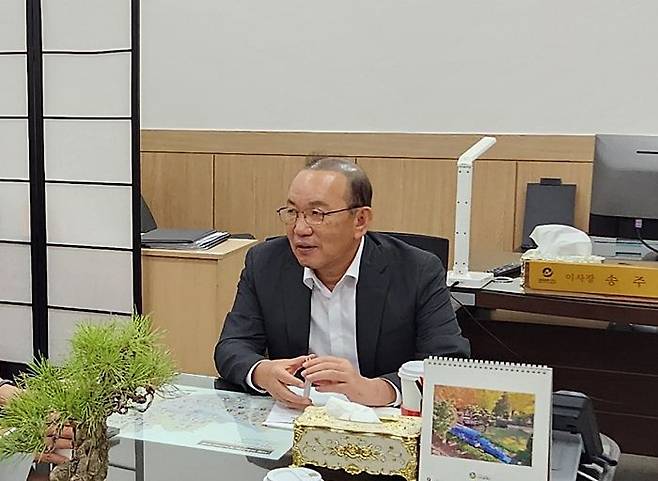 송주범 120다산콜재단 이사장이 지난 29일 데일리안과의 인터뷰에 응하고 있다. ⓒ120다산콜재단