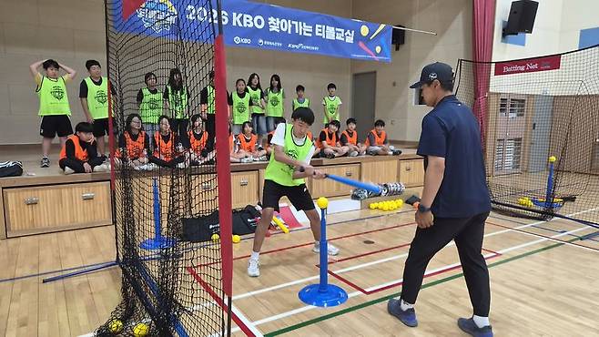 프로야구 출신 선수가 지난 7월16일 제주 북촌초등학교 체육관에서 5·6학년 학생에게 티볼 타격 자세를 지도하고 있다. 교육부 2024년 학생 건강검사를 분석한 결과 제주 초등학생 비만군 비율은 34.6%로 전국 평균 29.4%보다 5.2%p 높아 17개 시도 가운데 가장 높았다. 사진=북촌초등학교