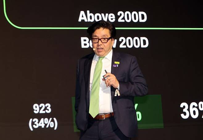 30일 서울 워커힐 호텔앤리조트에서 열린 ‘코리아블록체인위크 2026(KBW2026)’의 메인 컨퍼런스에서 이더리움 트레저리 기업 비트마인 이사회 의장 톰리(Tom Lee)가 강연을 하고 있다. 사진=박범준 기자