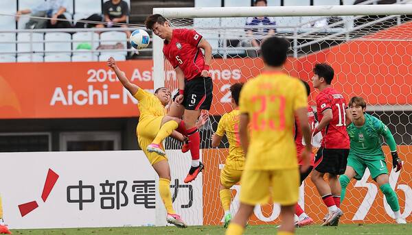 수비수 김지수가 30일 열린 2026 아이치·나고야 아시안게임 축구 준결승 중국과 경기에서 머리로 공을 막고 있다. 오사카/연합뉴스