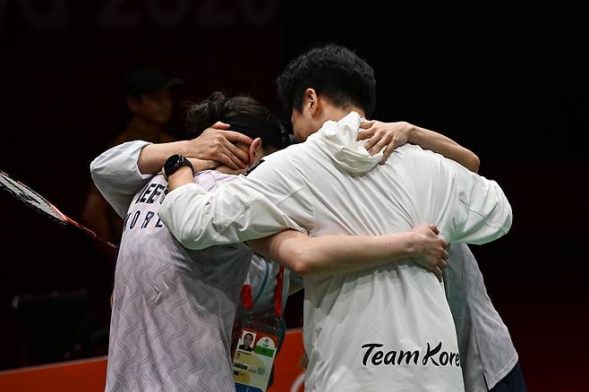이소희와 백하나가 29일 일본 아이치현 이치노미야 시립체육관에서 열린 2026 아이치·나고야 아시안게임 배드민턴 여자 복식 결승에서 중국 류성수·탄닝 조를 2-1로 꺾고 우승을 확정한 뒤 코치진과 어깨동무를 하고 둥글게 모여 있다. 이치노미야=하상윤 기자