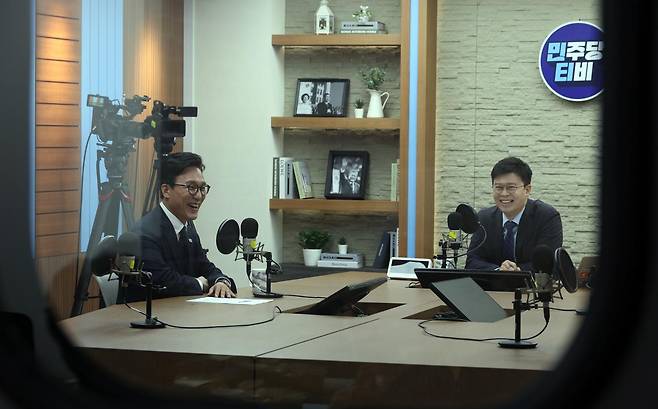 김민석 더불어민주당 대표가 지난달 10일 서울 여의도 민주당 중앙당사 스튜디오에서 당 공식 유튜브 '민주당TV' 프로그램 '민티07'을 준비하고 있다. 공동취재