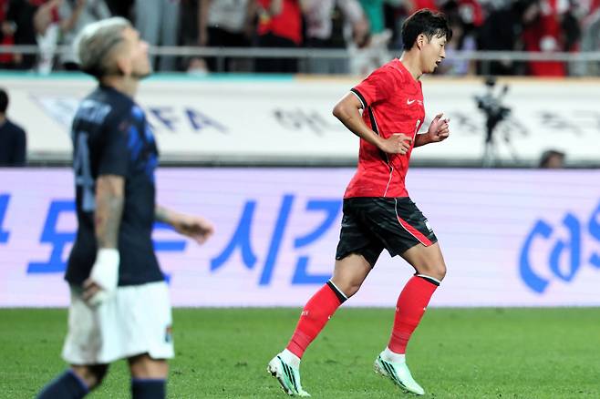 ▲ 한국 축구 국가대표팀 손흥민이 28일 서울월드컵경기장에서 열린 우루과이와 하나은행 초청 친선 경기에서 만회골을 터트린 뒤 세리머니 없이 하프라인으로 복귀하고 있다. 연합뉴스