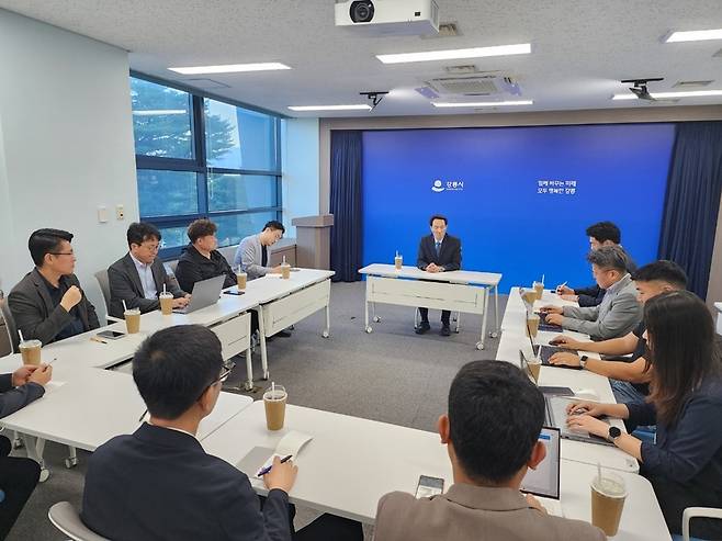 ▲ 우상호 도지사는 29일 강릉시청에서 기자 차담회를 열고 영동지역 현안에 대한 입장을 밝혔다.
