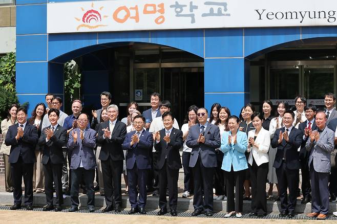 정동영 통일부 장관과 성 김 현대차그룹 사장 등이 지난 7월 서울 강서구 여명학교에서 ‘여명학교 교사 건립을 위한 업무협약식’을 마친 뒤 기념촬영을 하고 있다. 연합뉴스
