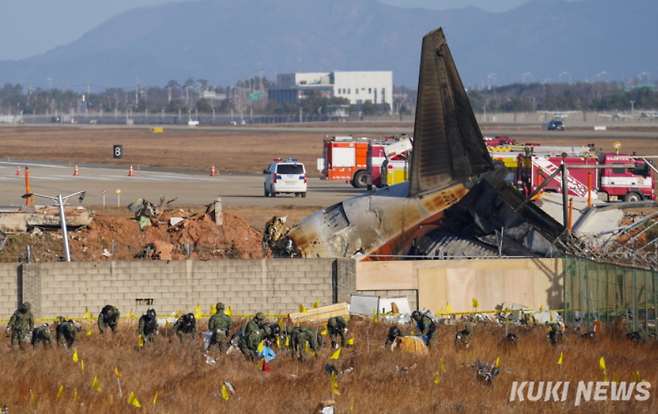 2024년 12월 31일 전남 무안국제공항 사고 현장에서 특수전사령부 전문재난구조부대 대원들이 수색을 하는 모습. 쿠키뉴스 자료사진