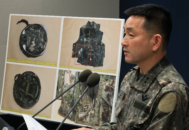 양진혁 합동참모본부 작전부장이 28일 서울 용산구 국방부에서 열린 '비무장지대 지뢰 추정 폭발 사고' 관련 브리핑에서 관련 자료를 설명하고 있다. 연합뉴스