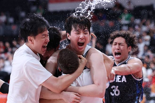 지난 20일 일본 나고야 아이치 인터내셔널 아레나에서 열린 2026 아이치·나고야 아시안게임 남자농구 결승전 대한민국과 일본의 경기, 12년 만에 금메달을 획득한 대한민국 이현중이 선수들과 함께 기뻐하고 있다. 나고야=뉴스1