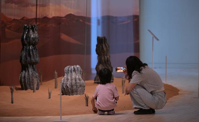 경기도자비엔날레를 방문한 관람객이 작품들을 살펴보고 있다. 사진 제공=예술경영지원센터