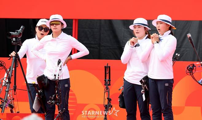 강연서(성사중), 박정윤(창원시청), 박예린(한국체대)이 30일 일본 오카자키 주오 소고 공원에서 열린 2026 아이치·나고야 아시안게임 양궁 컴파운드 여자단체전 동메달 결정전에서 대만을 1점차로 따돌리며 동메달을 획득했다. 동메달이 확정되자 자축하는 세 선수.2026.09.29. /사진=강영조 cameratalks@