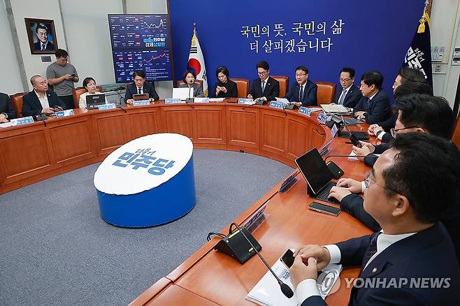 민주당 최고위원회의에서 발언하는 한병도 원내대표 (서울=연합뉴스) 신현우 기자 = 더불어민주당 한병도 원내대표가 30일 국회에서 열린 최고위원회의에 참석해 발언하고 있다. 2026.9.30 nowwego@yna.co.kr