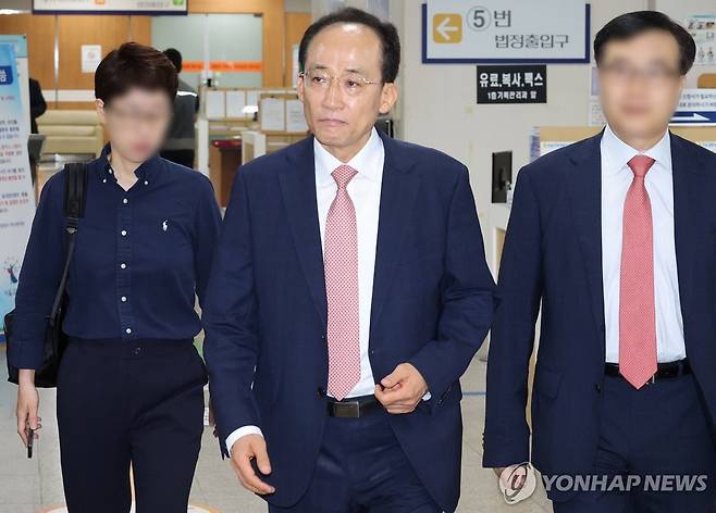 법정 향하는 추경호 대구시장 (서울=연합뉴스) 한종찬 기자 = = 12·3 비상계엄 당시 국회의 계엄 해제 표결을 방해한 혐의를 받는 추경호 대구시장이 2일 서울 서초구 서울중앙지방법원에서 열린 내란중요임무종사 혐의 공판에 출석하고 있다. 2026.9.2 saba@yna.co.kr