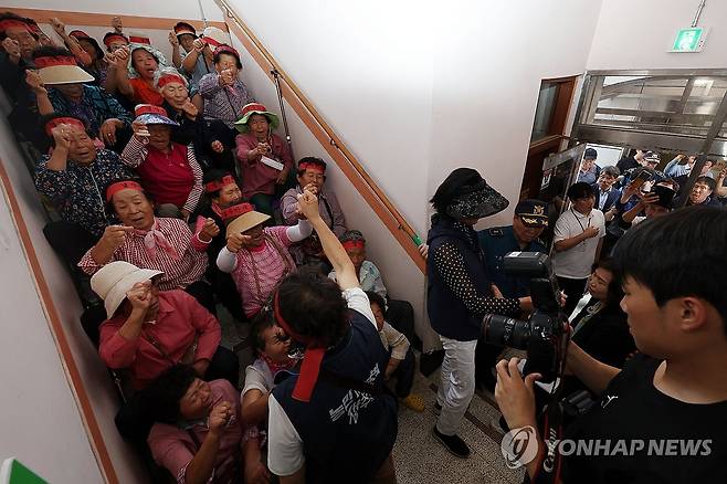 주민들에 막혀 설명회장 못 오르는 관계자들 (전남광주=연합뉴스) 민현기 기자 = 30일 오후 전남광주 광산구 삼도동 행정복지센터에서 광역자원회수시설 주민설명회에 참석하려던 관계자들이 계단을 막아선 주민과 농민들로 인해 2층 회의실로 올라가지 못하고 있다. 2026.9.30 mhk0226@yna.co.kr