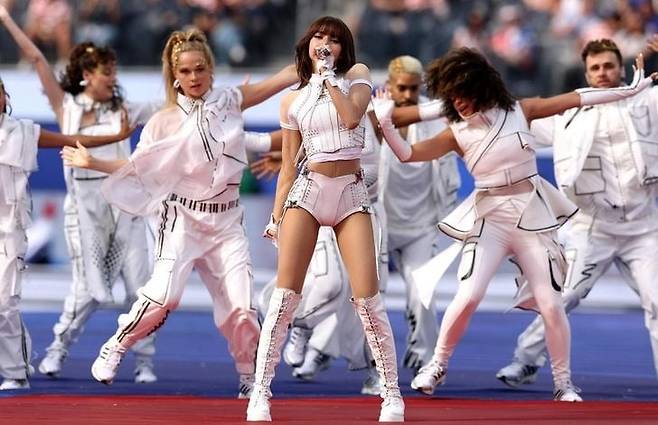 그룹 블랙핑크 리사가 2026 FIFA 월드컵 개막식에서 공연을 펼치고 있다. / 사진=SNS 갈무리