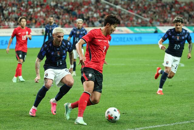 ◇지난달 28일 서울월드컵경기장에서 열린 축구 대한민국과 우루과이의 평가전. 춘천 출신 손흥민이 공격을 하고 있다. 사진=연합뉴스