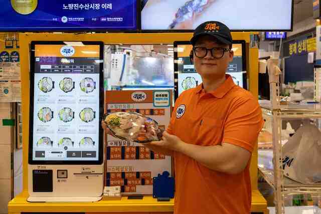 쿠팡이츠가 서울 대표 전통시장 ‘노량진수산시장’의 인기 수산물과 먹거리를 보다 합리적인 가격에 즐길 수 있는 할인 기획전을 이달 15일까지 진행중이다. 쿠팡이츠는 기획전 페이지를 통해 시장 내 대표 매장과 인기 메뉴를 소개한다. 또 참여 매장에서 1만5000원 이상 주문 시, 사용 가능한 3000원 배달 할인 쿠폰 혜택을 선착순 제공한다. 사진은 노량진수산시장 횟집 ‘이레’ 사장님.(쿠팡 제공)