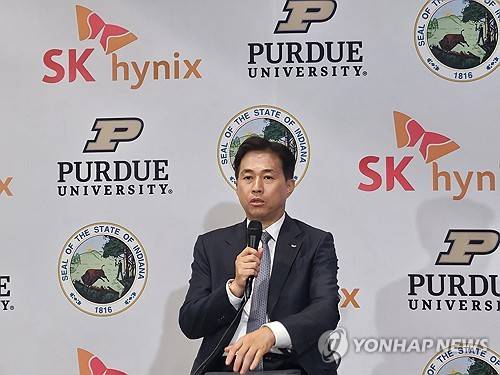 인터뷰하는 곽노정 SK하이닉스 대표이사 사장(웨스트라피엣=연합뉴스) 홍정규 특파원 = 곽노정 SK하이닉스 대표이사 사장이 27일(현지시간) 미국 인디애나주 퍼듀대학교에서 취재진과 인터뷰하고 있다. 2026.8.28 zheng@yna.co.kr